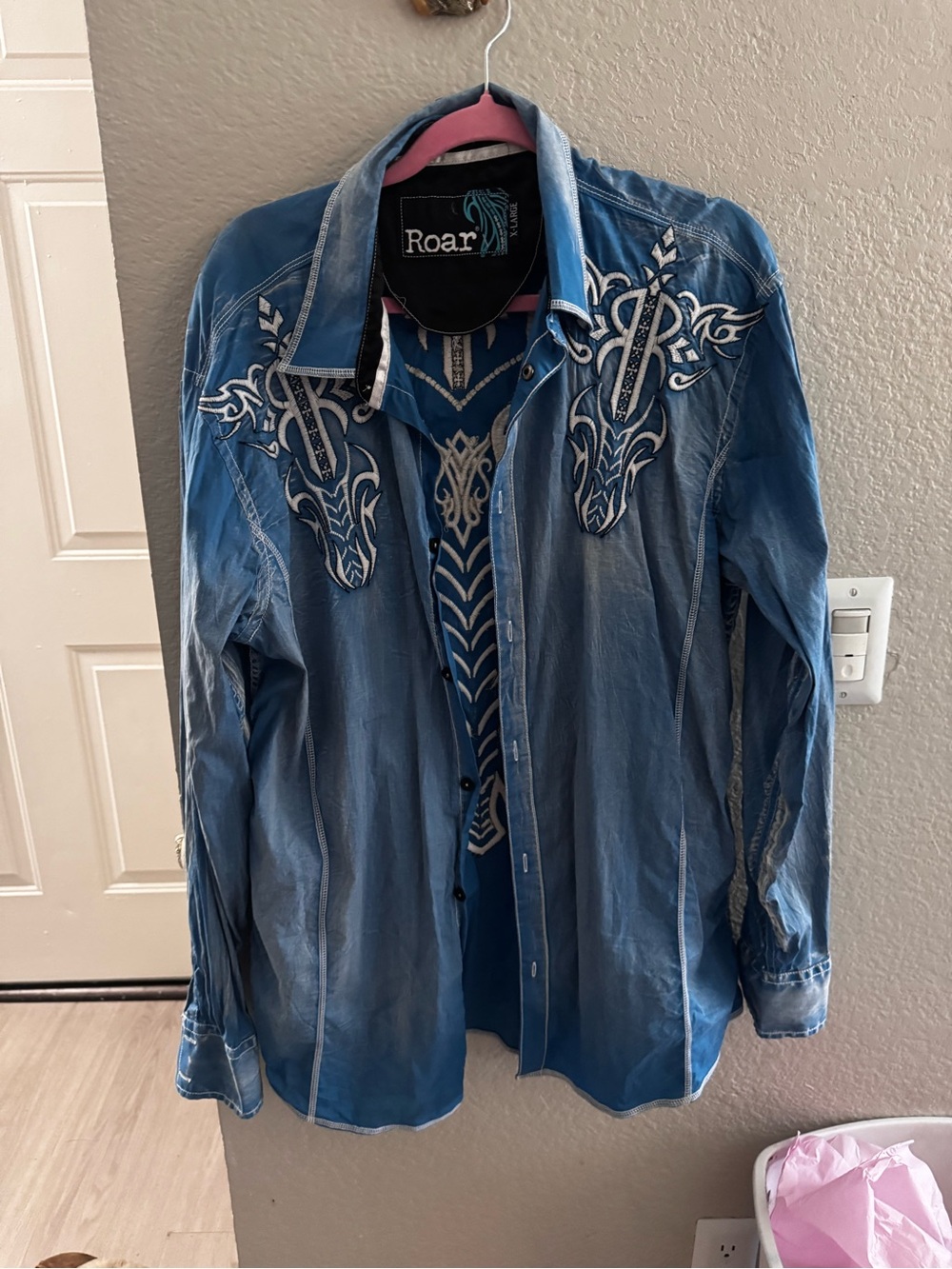 Roar Men’s Blue Embroidered Western Button-Down Shirt